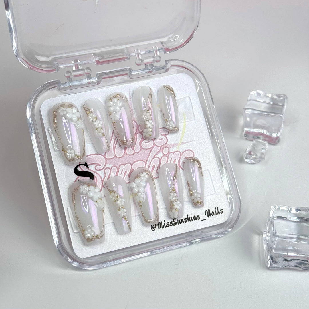 White Flowers - MissSunshineNails