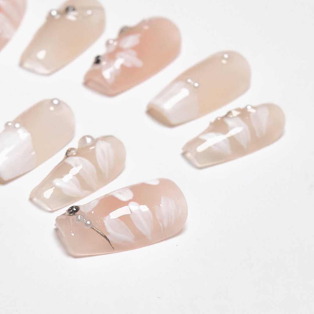 Hand-painted White Flower - MissSunshineNails