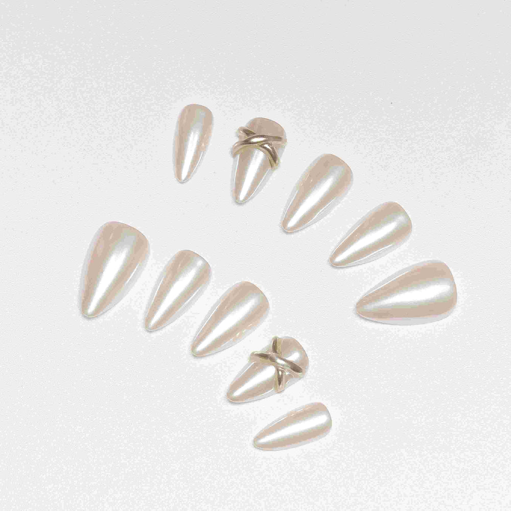 Elegant pearly chrome press-on nails