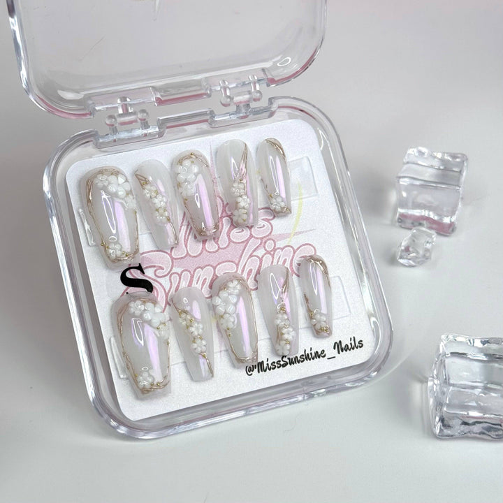 White Flowers - MissSunshineNails