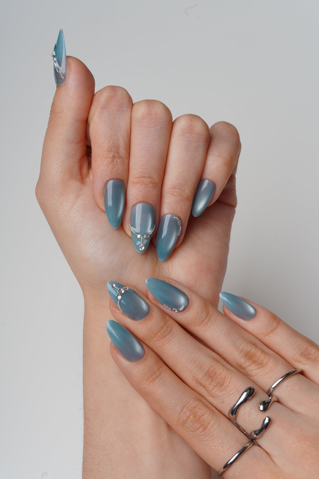 Blue cat eye rhinestone party short almond  press on nails