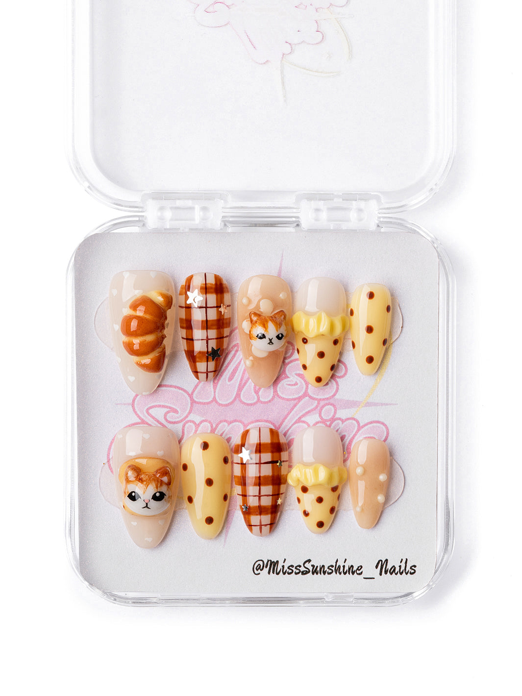 Croissant Mofusand inspired press-on nails with cat artwork and 3D croissant details
Handmade almond nails with caramel plaid, polka dots, and kawaii bakery design
Mofusand inspired cat nails featuring croissant charms and warm café tones
Croissant Mofusand press-on nails with buttery yellow accents and cute dessert details
