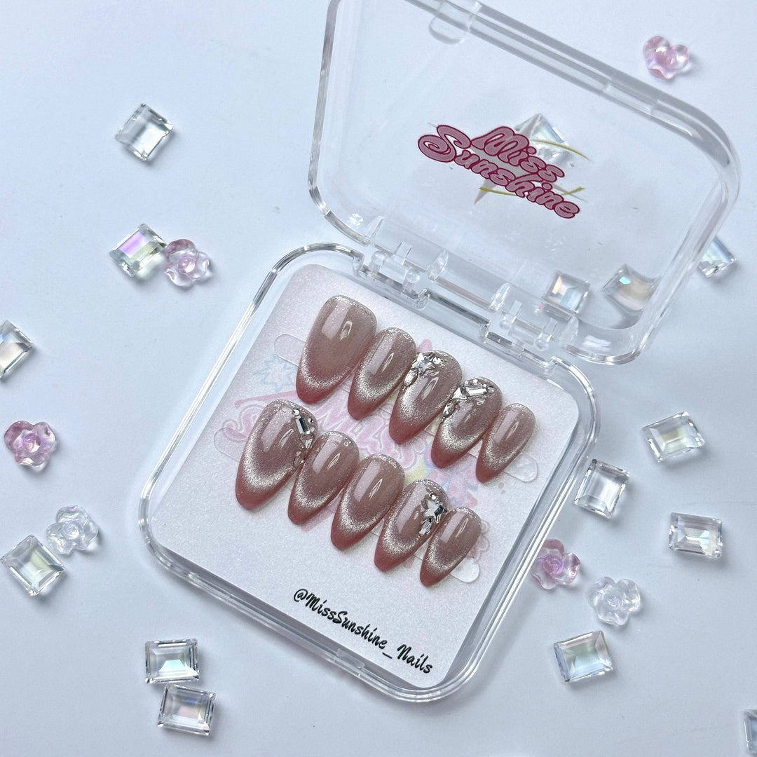 Short almond nails with shimmer cat eye effec