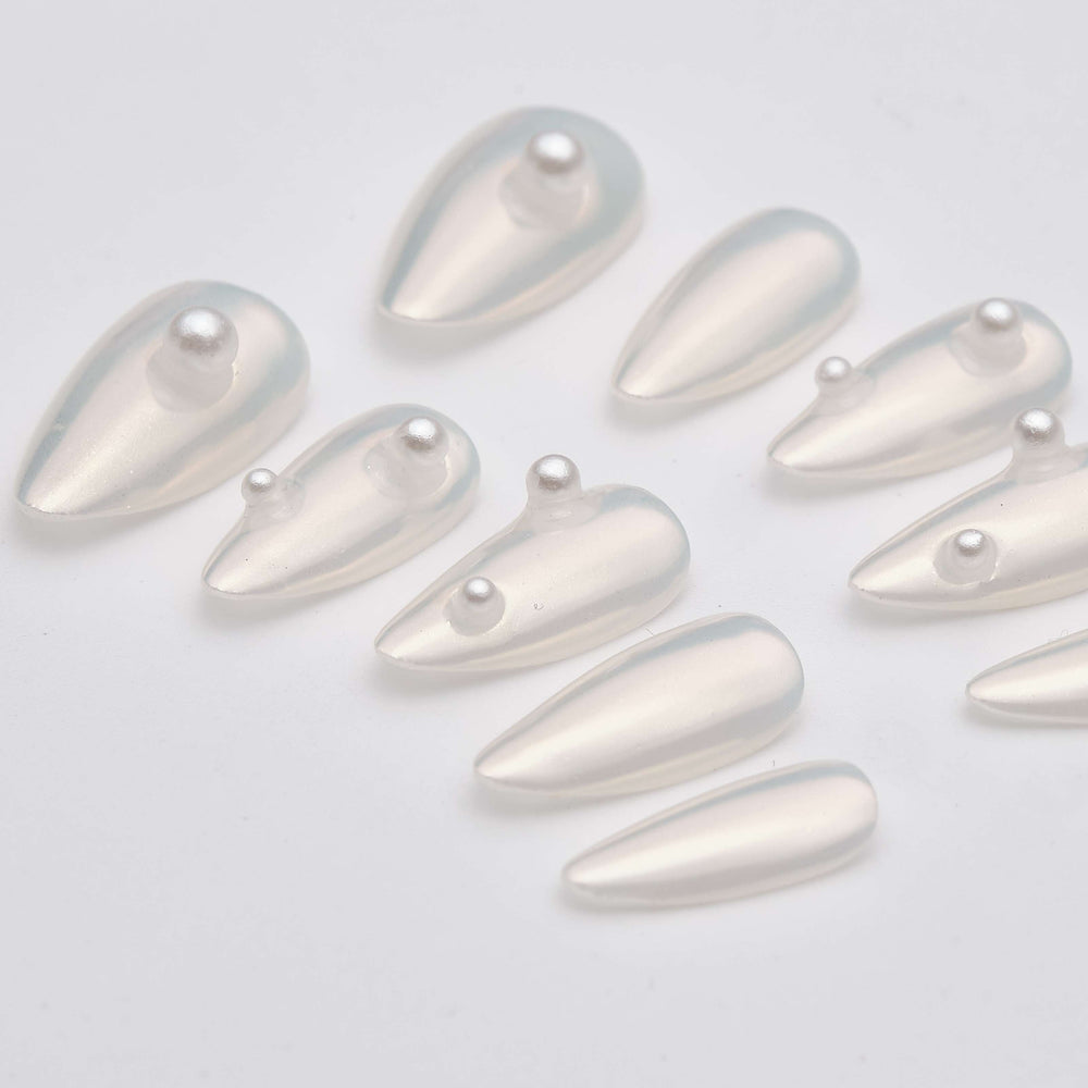 Minimalist Hailey Bieber nails with 3D pearls