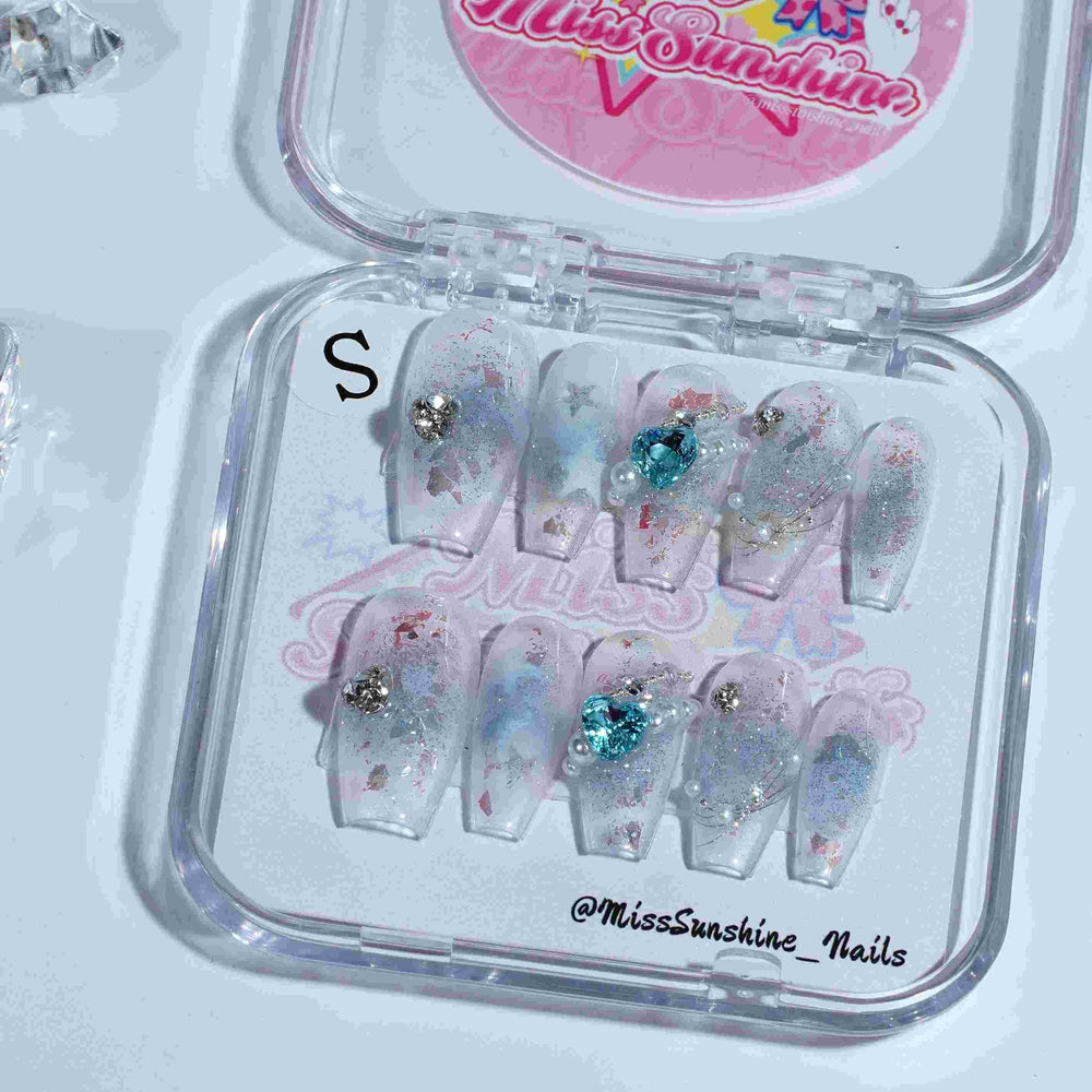 Ocean-inspired press-ons with pastel sparkle
