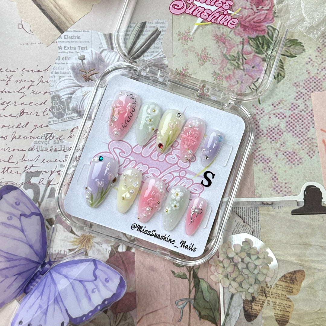 Short almond nails with flowers