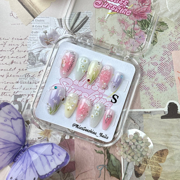 Short almond nails with flowers